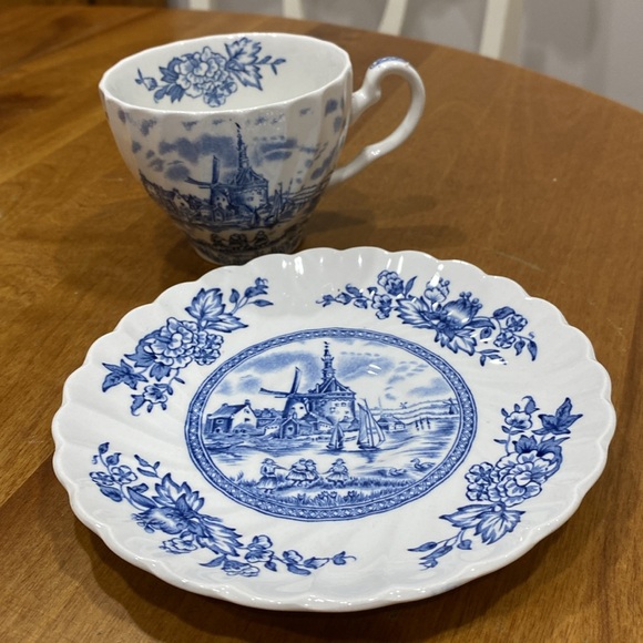 Vintage, teacup/saucer set, “Tulip Time”, by Johnson Bros. - Picture 11 of 12